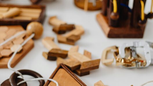 casse têtes en bois sur une table