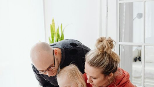 petite famille jouant avec un casse tête en bois avec leur enfant