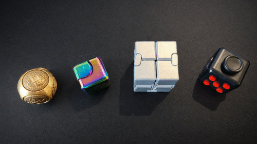 mes 4 cubes anti stress différents sur fond noir fidgets et puzzles