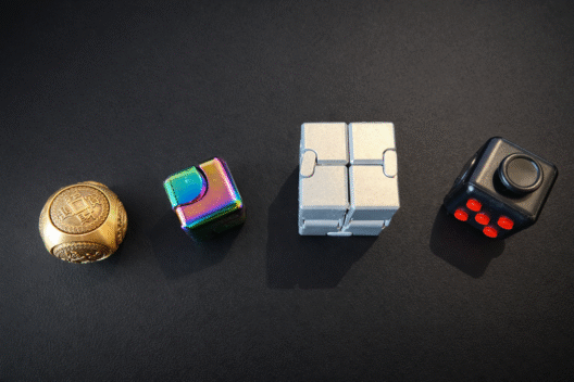 mes 4 cubes anti stress différents sur fond noir fidgets et puzzles