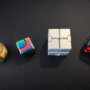 mes 4 cubes anti stress différents sur fond noir fidgets et puzzles