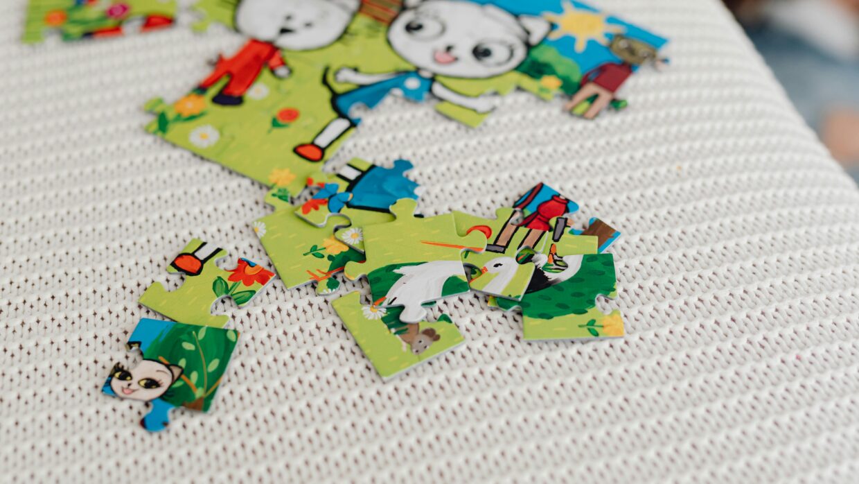 Puzzle pour enfant posé sur un lit - fidgets et puzzles