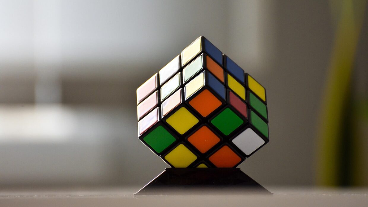 rubiks cube posé sur une table - top 10 des cubes anti stress