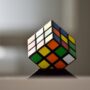 rubiks cube posé sur une table - top 10 des cubes anti stress