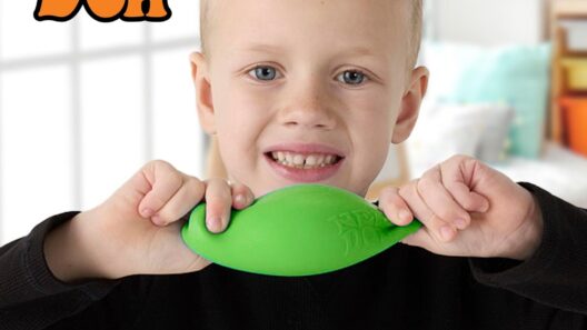 Image d'un enfant étirant une balle Needoh classique pour illustrer l'article Fidgets et puzzles