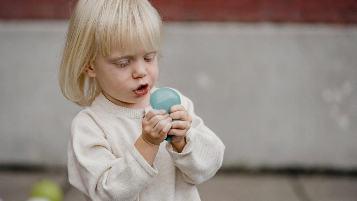 balle NeeDoh serrée par une petite fille - image d'introduction pour l'article sur les balles NeeDoh fidgets et puzzles