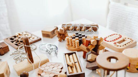 ensemble de casse-têtes en bois posés sur une table