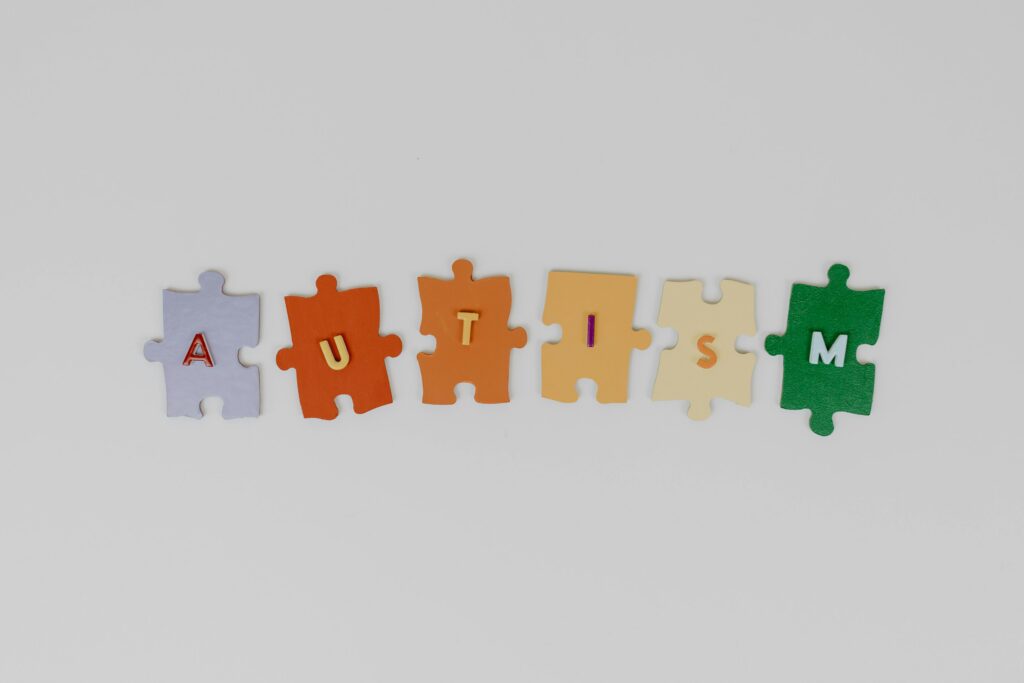 mot Autism écrit en lettre de pièce de puzzles multicolores