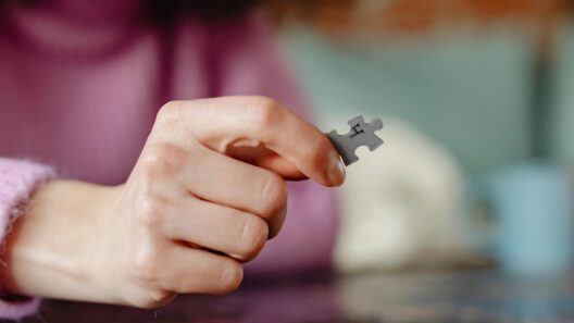 personne assemblant un puzzle de 1000 pièces