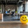 Image d'illustration de l'article bien être au travail pour Fidgets et Puzzles. Petite balle smiley posée sur un table dans un open space